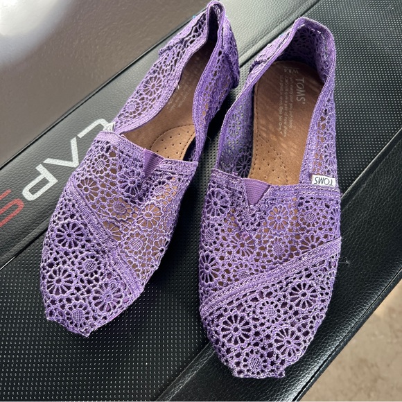Adorable Lavender Lace Tom’s 8.5W - Picture 2 of 8